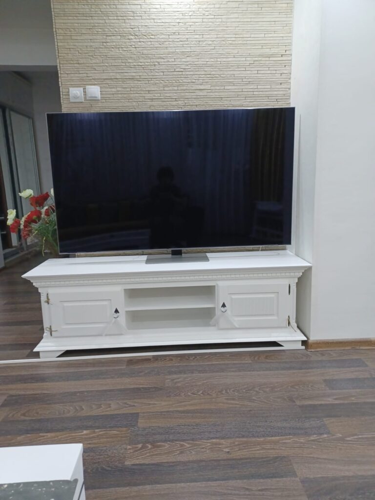 High comfortable TV: an impressive furniture, perfect for any life 5 Comfortable TV solid prestige, white, 130 x 45 x 51 cm