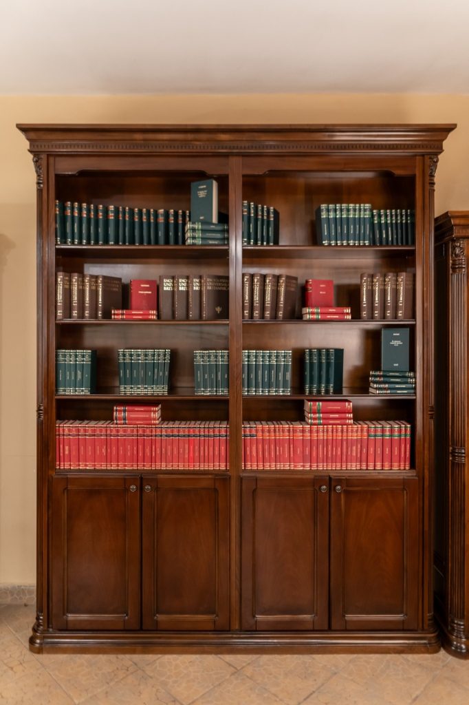 Solid wood library that tells a story, reading angle with memories, massive wood with emotion