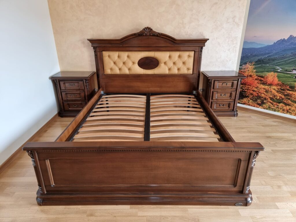 Combine nature and elegance in your bedroom with wooden furniture 4 Pat Goldstone in solid wood 140x200