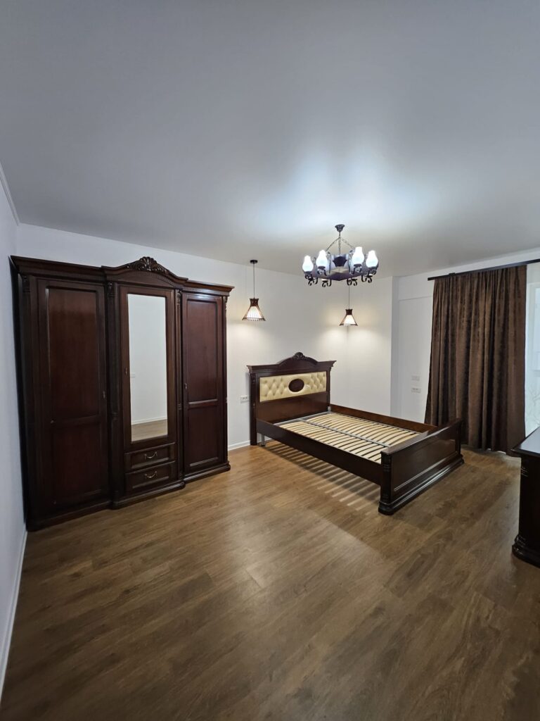 Combine nature and elegance in your bedroom with wooden furniture 6 Massive wood of the bedroom in gold stone