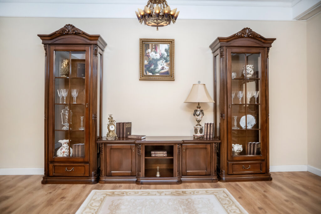 7 reasons to choose the stays of the living room in solid wood with elegant windows and comfortable TV 3 Living solid wood in gold stone