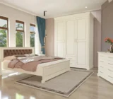 Styles in which the cream shines – elegant bedroom with solid wood furniture